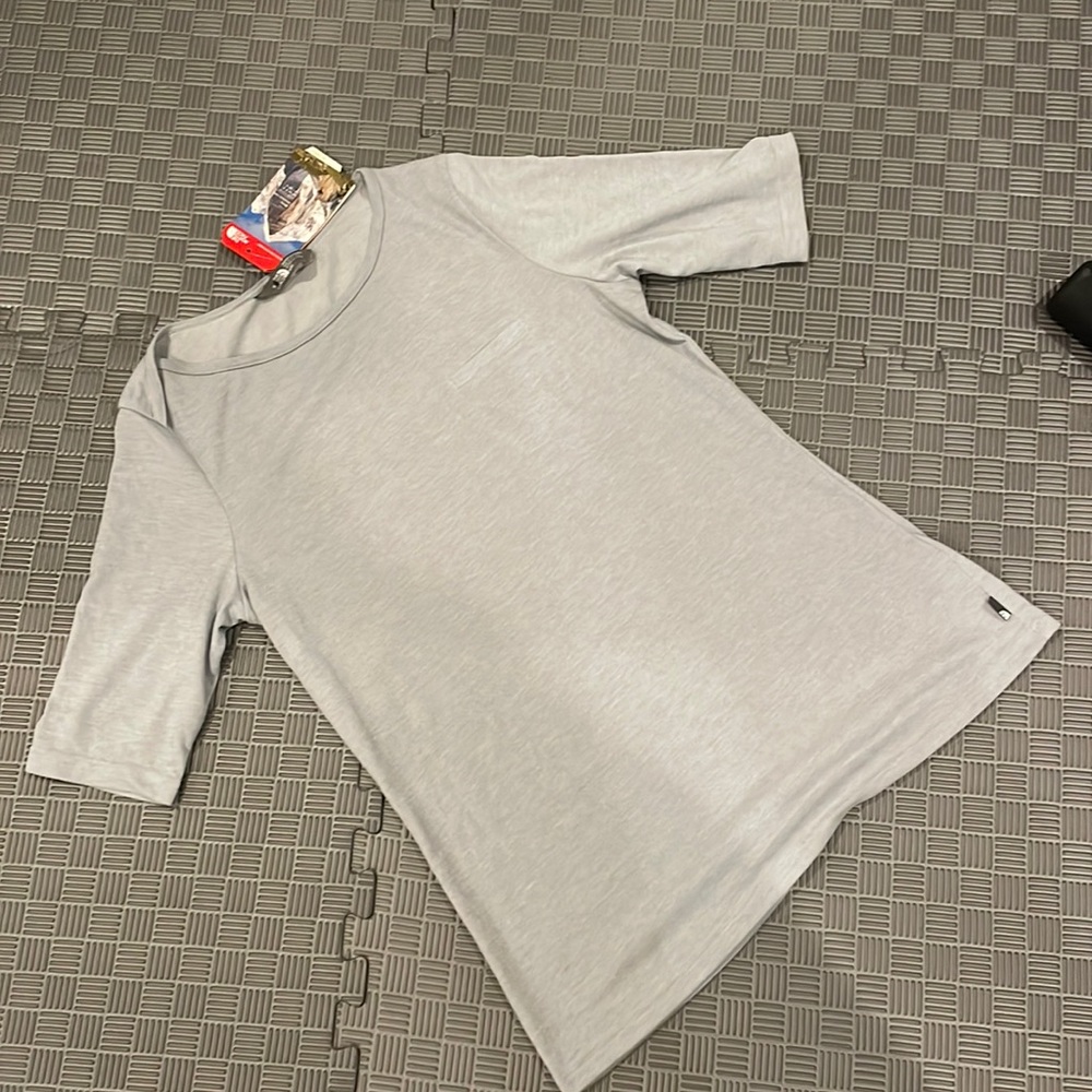 NWT - Women’s The North Face Flashdry Pocket T